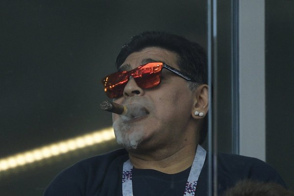 В соцсетях посмеялись над Марадоной с сигарой на стадионе Спартак