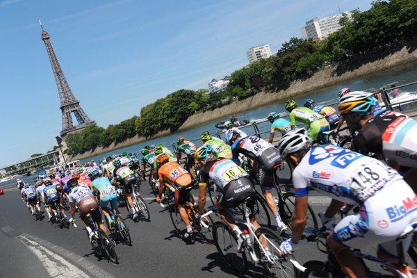 Велосипедист-экстремал пролетел над «Тур де Франс»